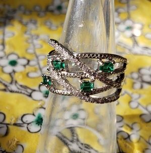 Emerald Sterling Ring, Sz 6 Stamped 925, Delicate Gems Surround, NWOT, gorgeous!